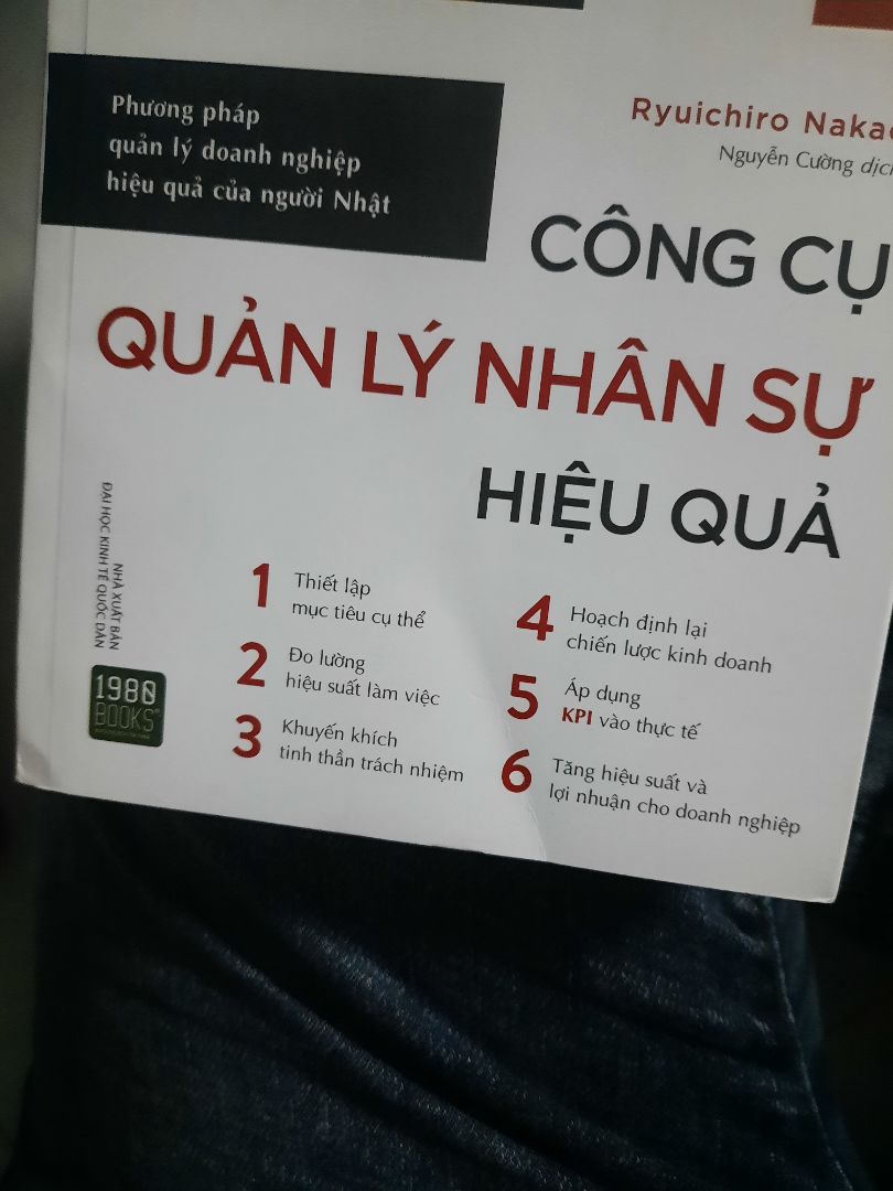 mình mua rất nhiều sách của tiki rồi. mà buồn thay, đây là lần đầu tiên mình bị trường hợp trách bị móp và bìa bị đóm vàng như này. trừ 1 sao nhé.