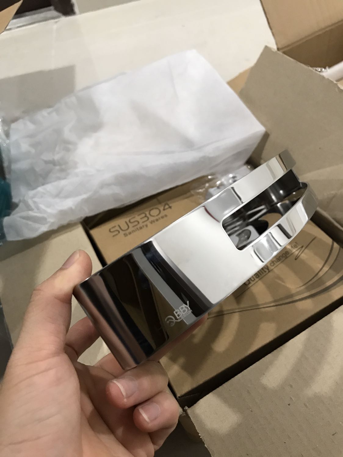 Đóng gói, bao bị cẩn thận, tỉ mỉ. Sản phẩm đẹp, màu sáng, gia công tốt, cầm vào cảm giác cao cấp.