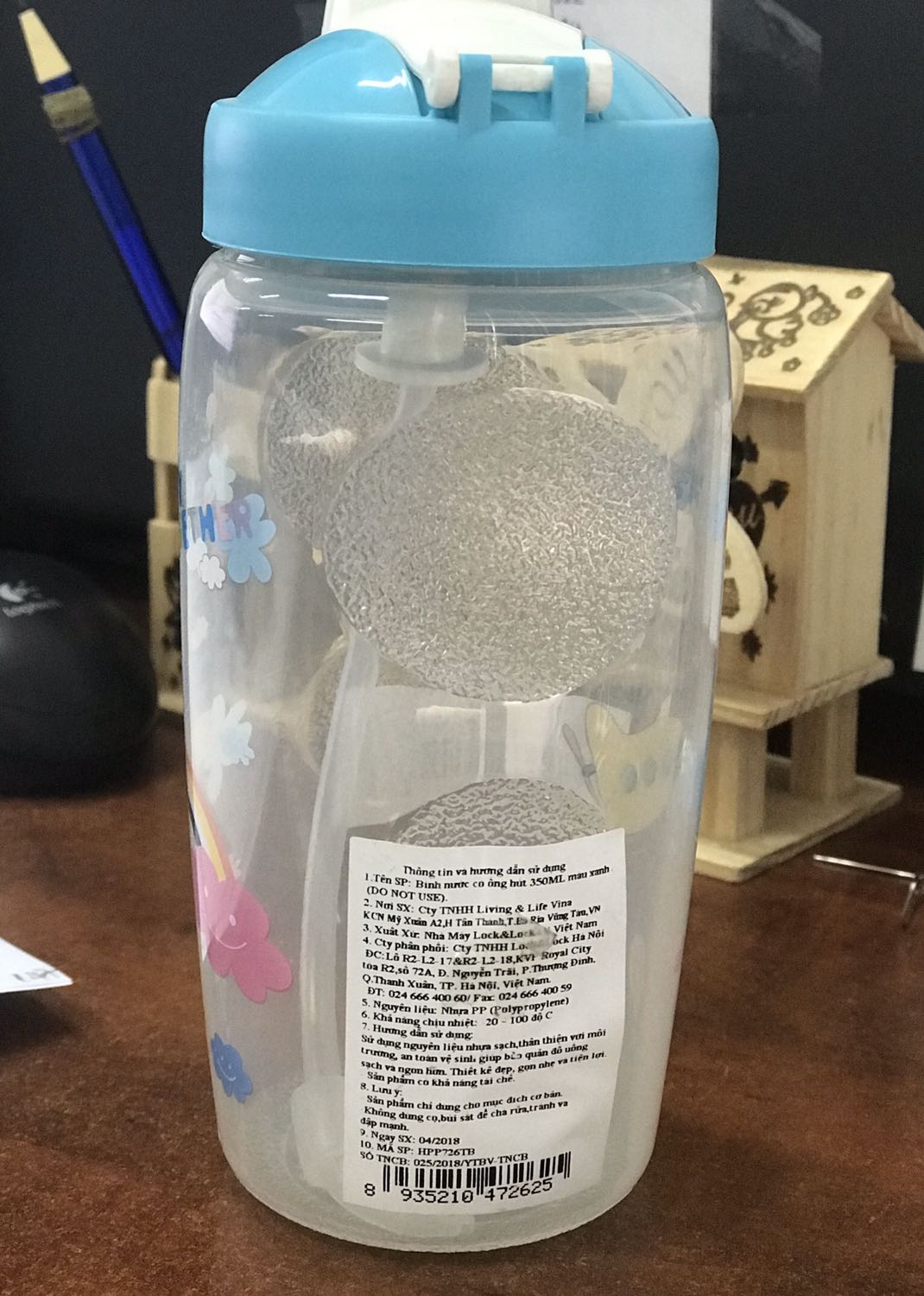 Bình mình nhận không kèm dây đeo, không có túi bọc sản phẩm, có vẻ hơi cũ.