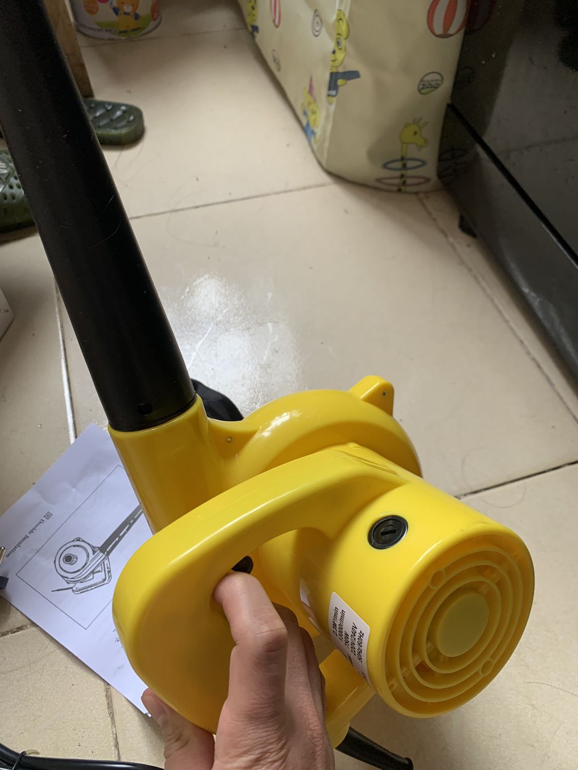 Máy cầm vừa tay, thao tác gọn. Thổi mạnh gớm, xem video nhé. Nãy mình có mở ra check thì lõi đồng như shop mô tả. 
Trước mua con máy 499k giờ cty muốn mua thêm nên thử mua máy này, bước đầu thấy cũng ngon như máy kia. Các bạn yên tâm mua nha.