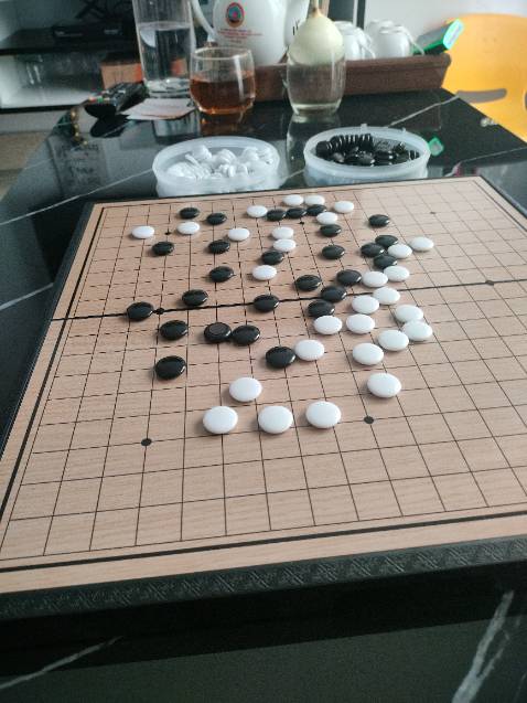 Quân cờ cũ và xước nhiều. Dùng cho con chơi ok. Quân cờ cũ và xước nhiều. Dùng cho con chơi ok.