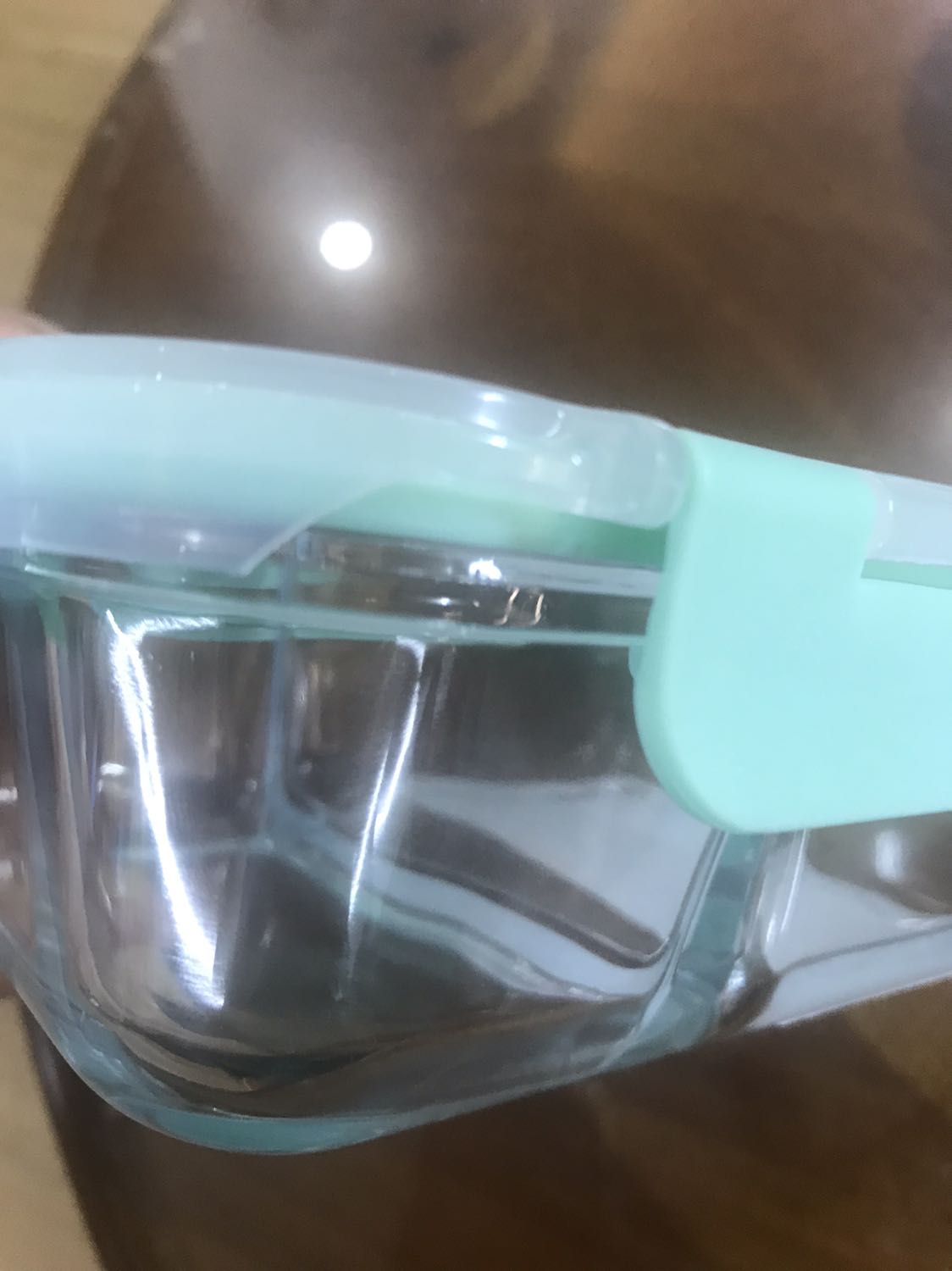 Đơn hàng này Tiki giao quá chậm, nắp hộp có 4 góc thì 3 góc bị nứt và vỡ. Đề nghị Tiki cho trả lại sản phẩm