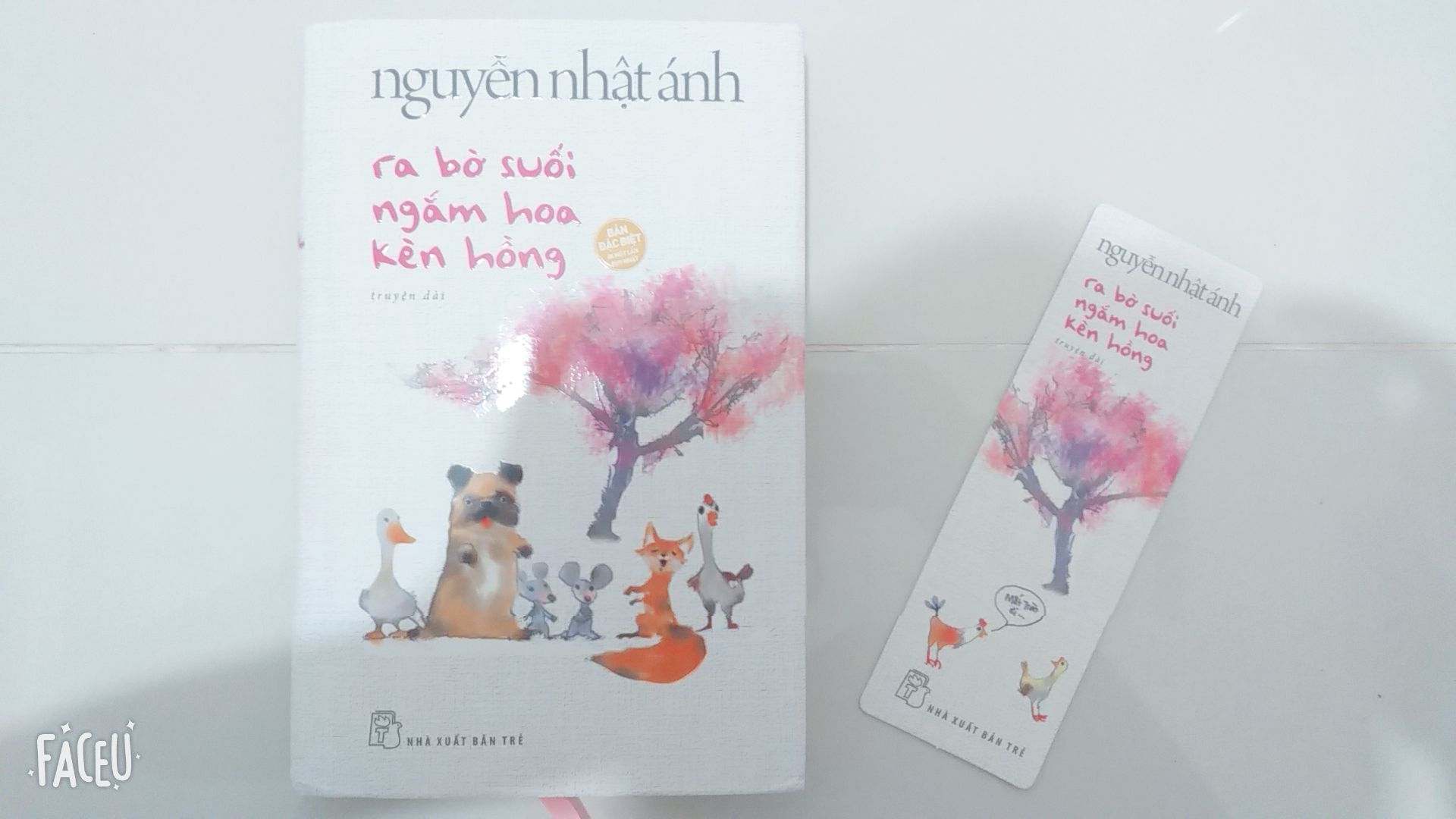 Chất lượng giấy xuất sắc, hình ảnh đẹp khỏi chê, nội dung hay miễn bàn, có cả trái tim to bự có chứa bài thơ của bác Ánh, bonus thêm quyển "Út Quyên và tôi" mini thấy cưng cực, hihi, không chê vào đâu được 👍