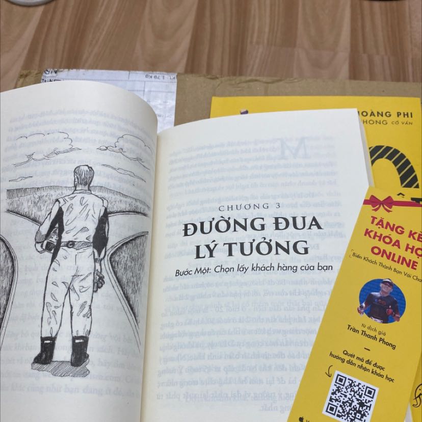 Sách hay đáng đọc nha mọi người, dành cho các bạn chưa có động lực để làm TMĐT hoặc đang làm nhưng bị nản chí bỏ giữa chừng. Sách viết về một lộ trình 12 tháng để trở thành triệu phú cùng TMĐT, tác giả là người thật việc thật nên rất thực tế và có hệ thống. Cảm ơn anh Phong và ê kíp đã mang đến cho độc giả cuốn sách giá trị này.