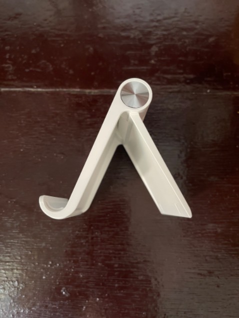 Giá đỡ chắc chắn, tuy nhiên nên dùng cho tablet 11” trở xuống. Mình dùng ipad 12.9” dễ bị trượt góc do nặng