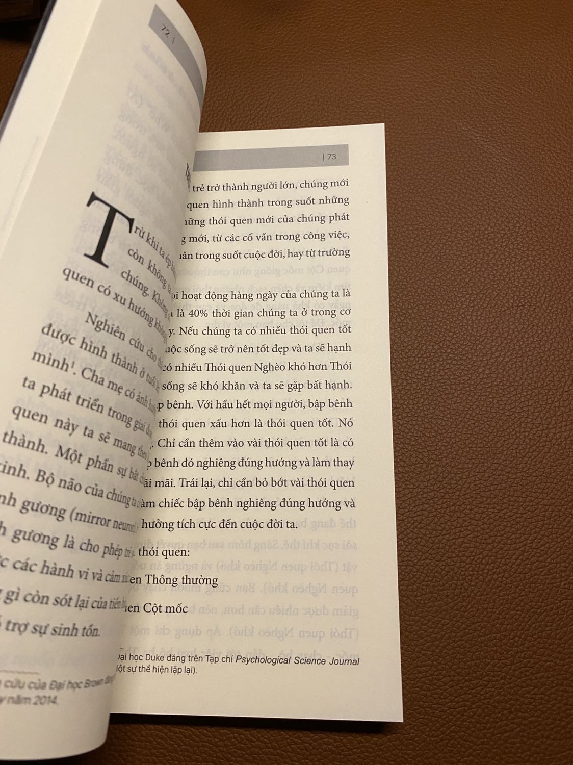 Trước giờ mình vẫn lựa chọn Tiki để mua sách, và đọc nhiều comment nói về sách của Tiki bị cong mép, sách cũ, sách bị dơ ...
Nhưng may mắn trước giờ mình rất ít gặp phải các trường hợp trên (chắc do ăn ở kakaka).
Quyển sách lần này mình nhận được cũng ok mặc dù lúc lấy sách ra từ hộp hơi bụi tí lau nhẹ là như mới ngay.
Tiền nào của đó vì Tiki bán giá thấp hơn 1 nửa so với bên ngoài Nhà sách bán nên mình không đòi hỏi gì hơn.
Chế độ giao hàng nhanh gọn sáng đặt chiều có ?