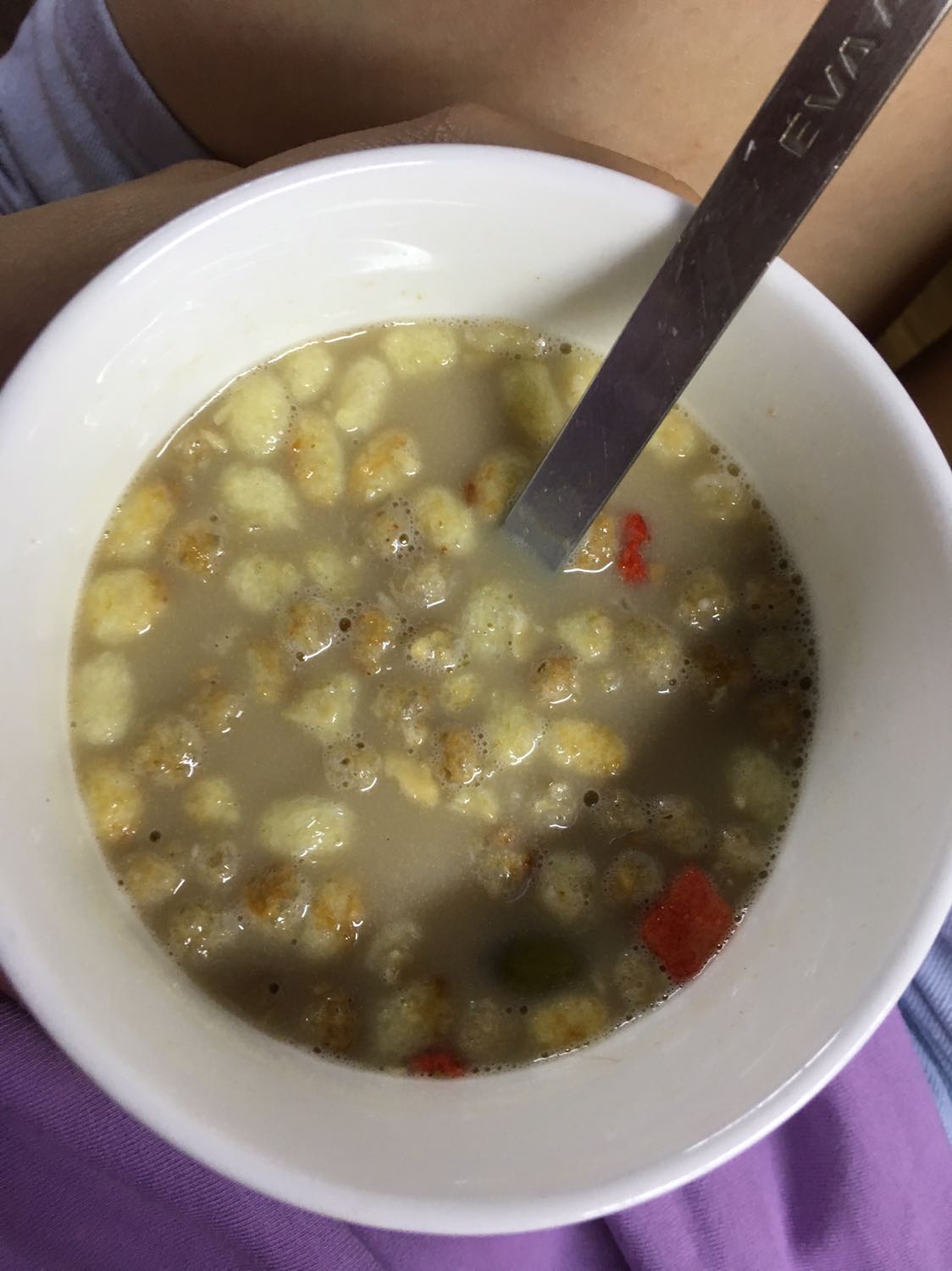 Ngũ cốc ăn với TH true yogurt đúng ngon. Bình thường ăn với sữa tươi (mình dùng sữa gạo) hay ăn không cũng ngon. Rất chất lượng, mua hàng bách hoá online mình rất sợ mà lúc nhận được hàng mở ra thấy đúng yên tâm. Sau khi ăn hết đợt này mình sẽ đặt hàng tiếp vì không chỉ mình mà mẹ mình cũng thích ăn. Ngũ cốc chuẩn Nhật mà khá rẻ, một bịch mình mua 154k tận 800gr. Hạt ngũ cốc nhai giòn rụm, thật sự hài lòng với sản phẩm này. 
Shipper cũng rất vui vẻ nên mình càng hài lòng và tin tưởng Tiki.