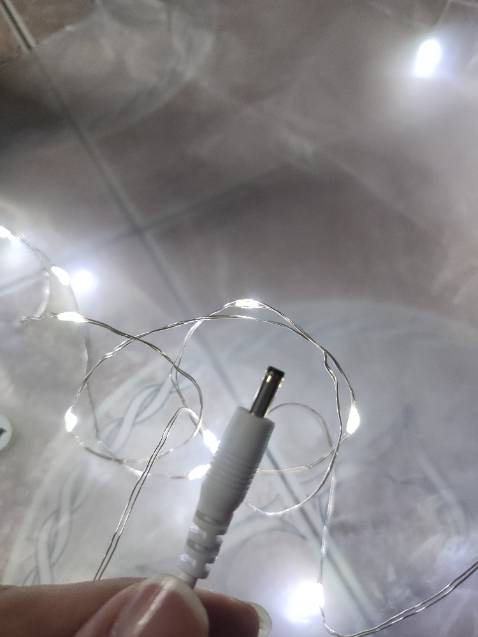 Máy êm, rửa mặt sạch hơn là rửa bằng tay không, các tốc độ rung khá thích. Điểm cộng là pin dùng lâu. Điểm trừ là chuôi sạc không thể dùng chung với sạc điện thoại mà phải dùng riêng, cũng là điều bất tiện và làm dư thừa.