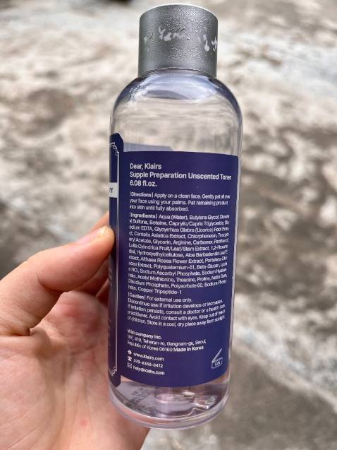 Mình dùng được 3 tháng rồi vẫn chưa dùng hết thì vỏ chai đã bong tróc. Mình so sánh với vỏ chai cũ thì chữ ở chai mới mờ hơn mình dùng sản phẩm này là chai thứ 3 rồi nhưng 2 chai trước vỏ chai mình vẫn còn giữ đã hơn 1 năm rồi mà vẫn ko bị bong tróc (2 chai trươc mình mua chỗ khác. 1 chai mua ở tikitrading, 1 chai mua ở shoppee mall), mình có nhắn tin để hỏi về thắc mắc của mình mong shop giải đáp thắc mắc để mình được yên tâm sử dụng tiếp nhưng shop không trả lời tin nhắn. Mặc dù sản phẩm do một Official Store bán ra nhưng thắc mắc ko được giải đáp cho nên mình cũng không giám sử dụng tiếp chỉ đánh bỏ đi và tìm mua ở chỗ khác. Thật tiếc vì khi thấy có sản phẩm mình ưa dùng trên Official Store mình đã tin tưởng ủng hộ ngay nhưng cuối cùng lại quá thất vọng.