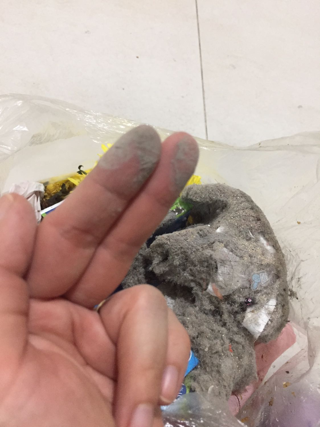 Máy Hút bụi rất khoẻ và mạnh. Nhưng khá ồn, chắc do công xuất lớn. Nhưng mình vẫn ưng ý lắm vì hút sạch, hút cả bụi mịn nữa.
Ngày nào cũng lau dọn nhà 2 lần, mà vừa nhận hàng, mình thử máy liền, hút ra gần đầy hộp lun! Ôi kinh thật! À máy có chế độ hút bụi cho Sofa nữa. Tiện ghê á! Mình mới dùng lần đầu. Hy vọng máy xài bền.