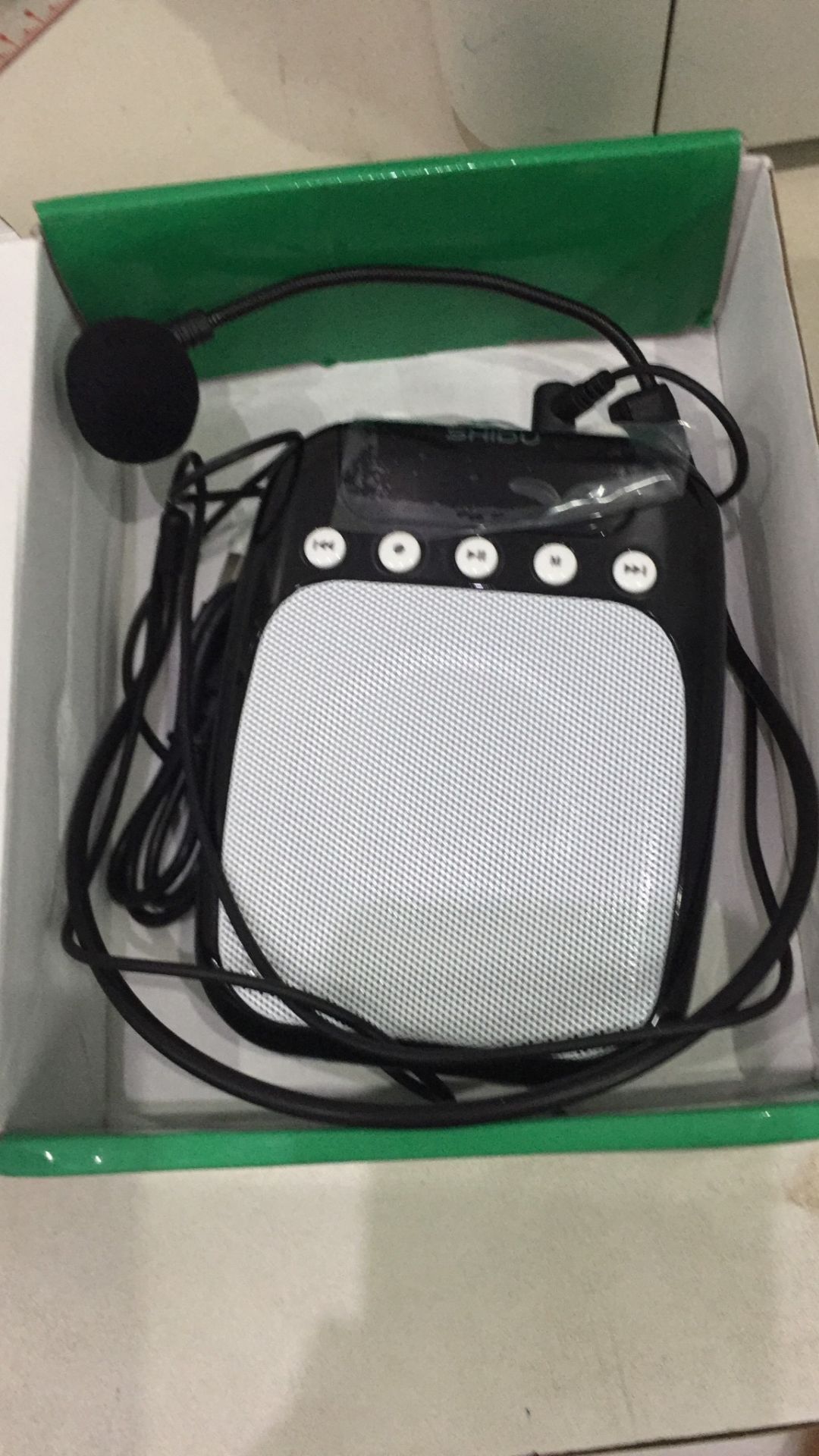 Cái này mình mua dùm cô bạn thôi, và có nghe cô ấy nói loa máy to rõ ràng, không bị rè. Giao hàng nhanh nữa á ☺️