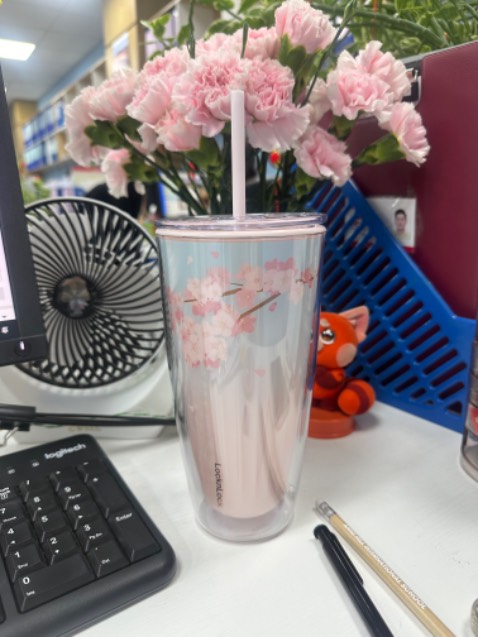 Quá xinh xẻo để bành làm việc và uống nước nè