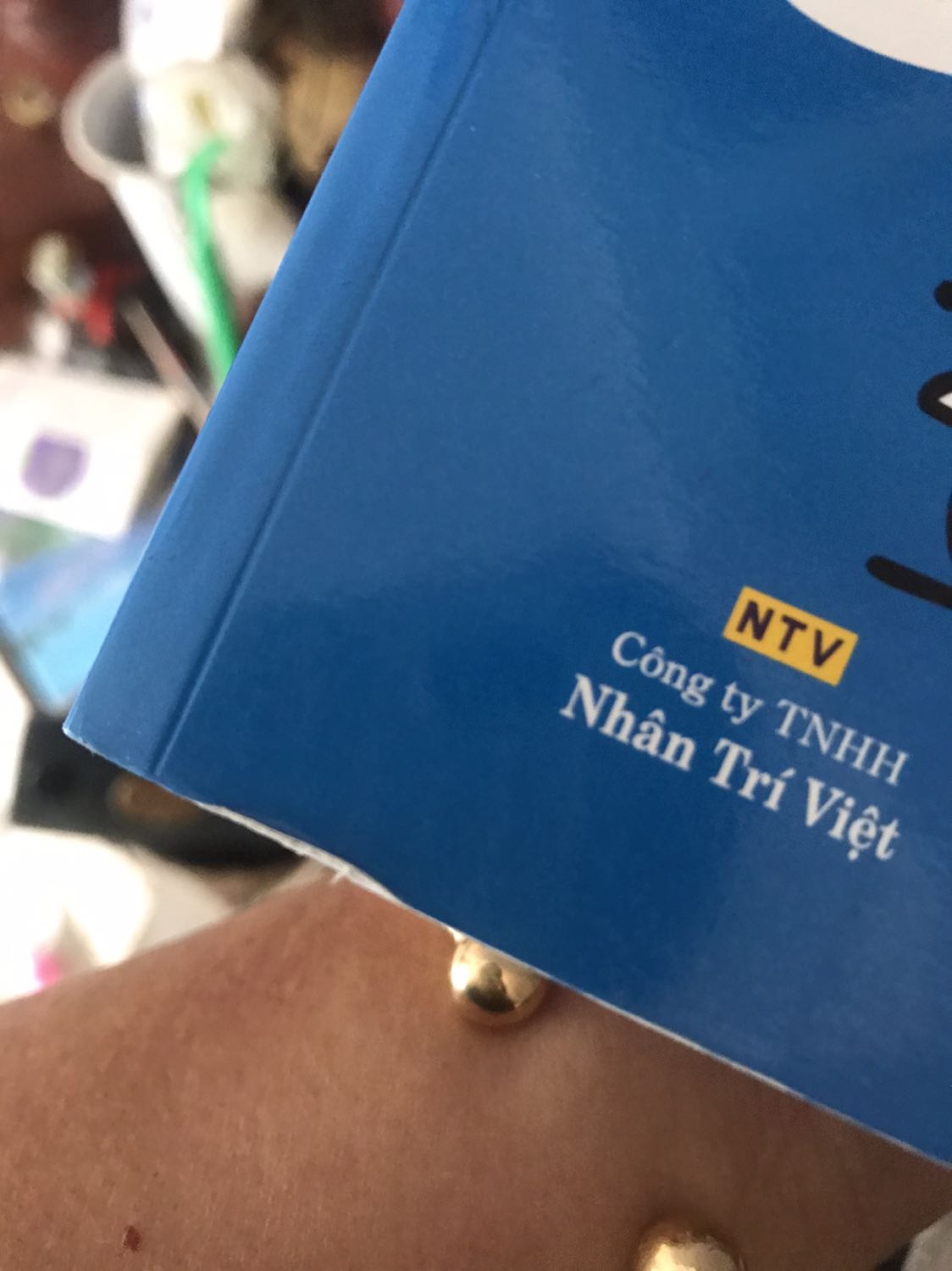 Hàng giao quăn góc. Gáy sánh thì konđủ keo như bong tróc. Bìa cd thì hình mờ và nhoè. Như hàng lậu vậy. Thất vọng