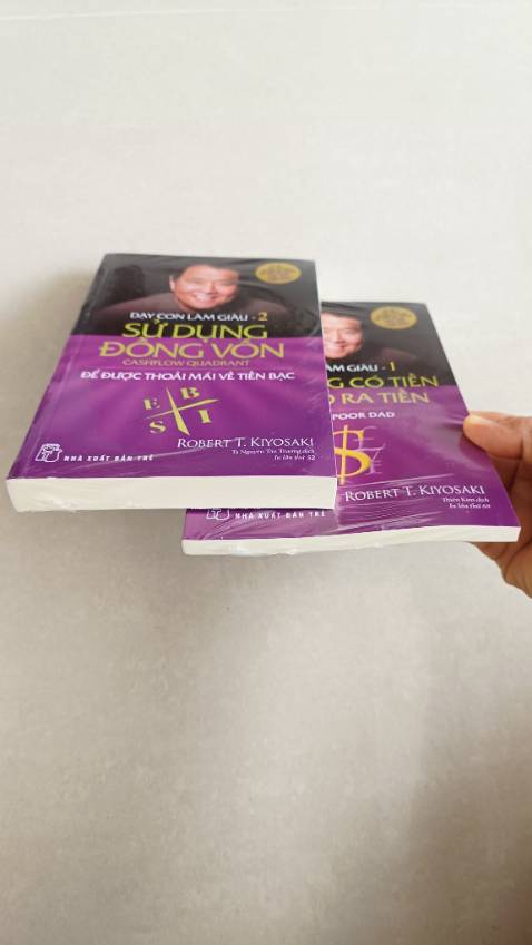 bộ sách Dạy Con Làm Giàu đã nổi tiếng từ lâu,nay mình mới mua từng cuốn để đọc nếu thích hợp rồi mới mua tiếp Mặc dù biết mua nguyên bộ sẽ rẻ hơn,tập 1 mỏng dính,Nếu chuyên tâm đọc chắc hết trong vòng 5 ngày trở lại