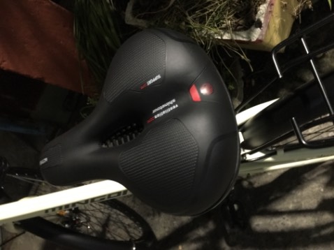 Thay cái yên xe là mọi vấn đề được giải quyết, ngồi nó êm và thoáng mát nữa 😄😃
Mua Tiki cao hơn *** 1 chút, nhưng mình yên tâm hơn về chất lượng. Thanks!