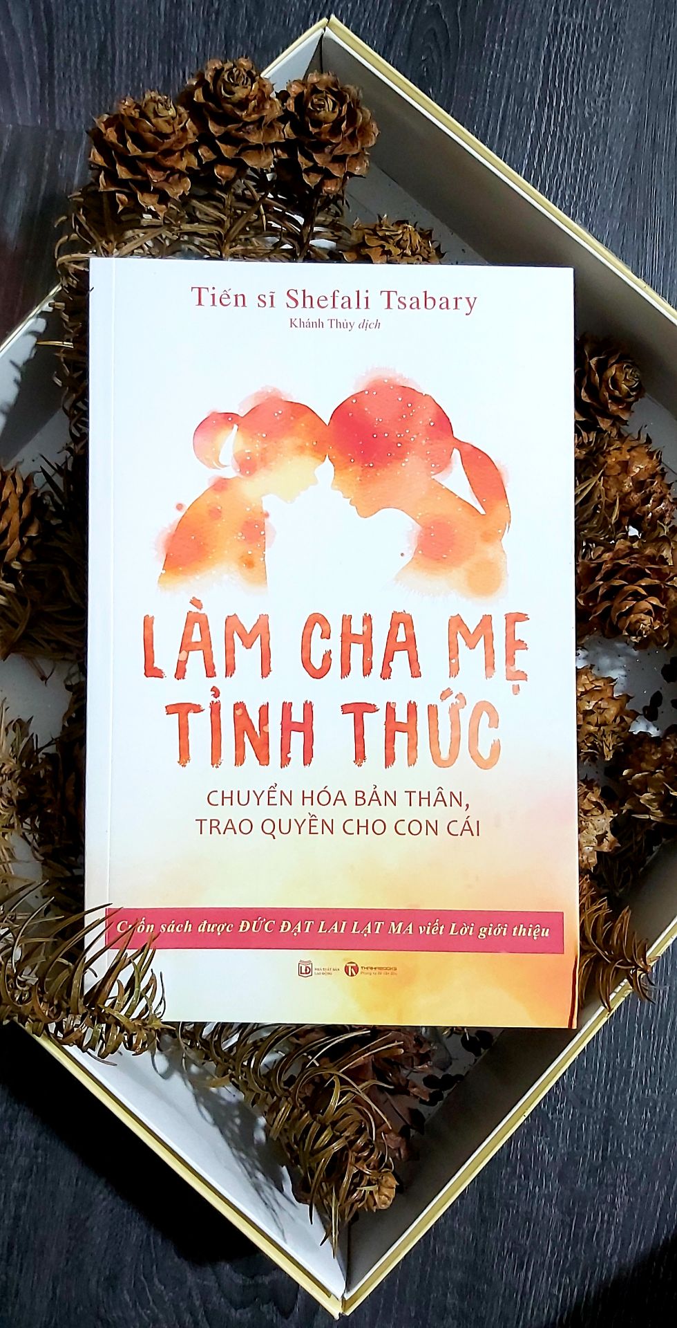 Nếu cha mẹ đã áp dụng nhiều bí quyết trong nuôi dạy con mà không đem lại hiệu quả thì cuốn sách này giải thích dễ hiểu và rõ ràng về nguyên nhân không hiệu quả đó: tất cả đều xuất phát từ nơi khởi nguồn của rắc rối – sự vô minh. Cuốn sách cũng chỉ rõ, dạy con trong tỉnh thức không dành cho những người yếu tim, vì phương pháp này đòi hỏi ta phải dũng cảm thoát ra khỏi căn nguyên của những đau đớn về tinh thần, nhờ đó ta có thể củng cố mối quan hệ với con trong lãnh địa của sự thiêng liêng, và ở nơi đó, con là cộng sự tinh thần, thậm chí là người dẫn đường, giúp ta chuyển hóa tinh thần. Chỉ khi ta dũng cảm để bản thân thoải mái tiếp cận với lãnh địa chưa biết đó để thay đổi và phát triển bản thân, ta mới có thể nuôi dạy con trở thành thực thế trọn vẹn và khỏe mạnh. Cuốn sách chính là “thánh kinh" đối với tất cả các bậc cha mẹ thời nay – những người tận tâm nuôi dạy những đứa con của tương lai.