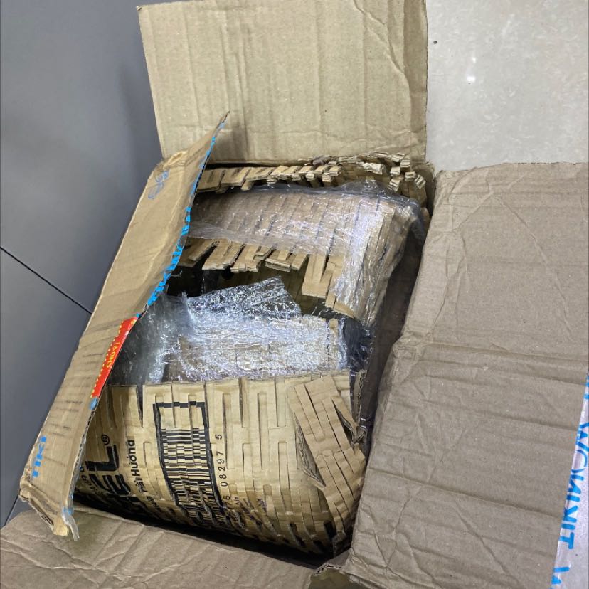 Thấy trên quảng cáo có tặng hộp xếp đựng đồ.. nhưng thực tế lại ko có.
Tuy hàng k bị vỡ.. nhưng lúc mình nhận cái thùng trông như nó muốn rách ra lun á.. và giấy chống sốc chỉ đậy bao quanh lại chứ ko có gói kỹ từng hộp