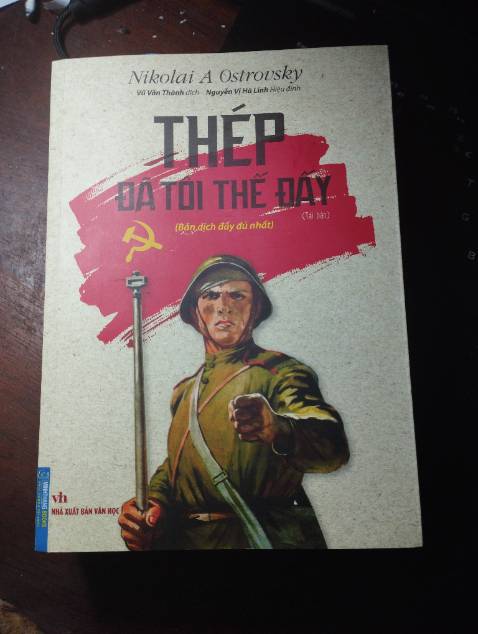 Sách có 2 trang bị lỗi góc, còn từ chương 8 phần 1 trở đi các trang đều bị in lệch đi dù khá nhỏ nhưng vẫn nhận thấy bằng mắt