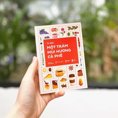 Nhận xét từ góc nhìn của 1 người không chuyên trong lĩnh vực này, thậm chí mình chẳng phải là một barista và thứ mình làm được chỉ là pha phin và tự học pour-over. Sensory là một trong những tựa sách về cà phê hiếm hoi tại Việt Nam có nội dung có thể xem là ở mức viết sách chuyên nghiệp - chưa nói đây chắc là cuốn sách "local" duy nhất mang tính tham khảo chuyên sâu. Nhưng nội dung được tác giả Julie Dang biên soạn rất gần gũi và dễ tiếp thu cho mọi đối tượng chứ không chỉ dành riêng cho người trong nghề. Một cuốn sách về chuyên môn mà lại có thể được viết bởi những lời tự sự bay bổng, lãng mạn như chính tình yêu của tác giả dành cho cà phê vậy.

Mình sẽ không spoil về nội dung để các bạn tự tìm hiểu. Nhìn chung đây là 1 tác phẩm đáng để đọc. Các ưu điểm khác nữa như về chất lượng in, màu sắc, hình ảnh được biên tập rất kỹ lưỡng.