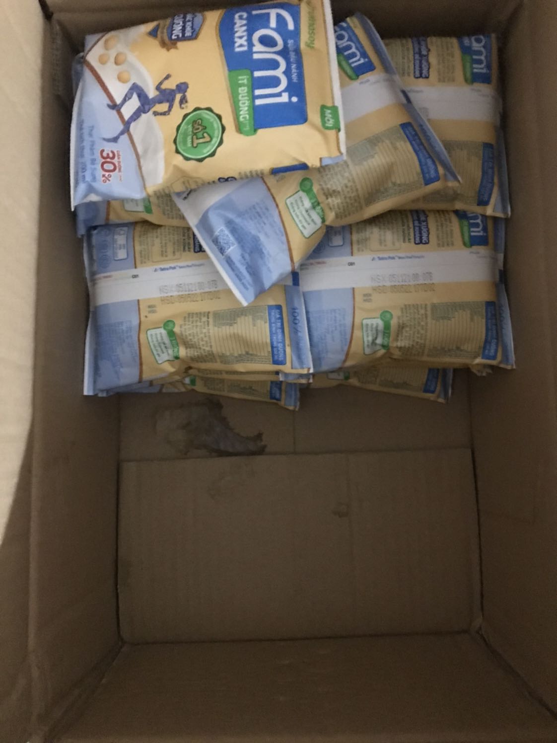 vấn đề giao hàng hay chuẩn bị đơn hàng từ nhà bán là mình thấy có sự bất cập. lúc nhận hàng thì sữa bị trào ra như thế này đây. tiki nên kiểm tra kĩ hơn khâu chuẩn bị và giao hàng đặc biệt với sữa dễ bục nước như vậy