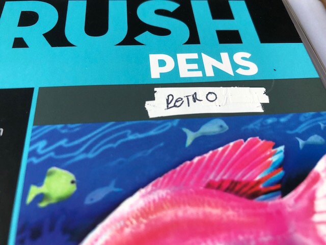 Tôi đặt hộp bút Tombow kiểu Retro, nhưng khi nhận được lại là hộp màu khác. Đặc biệt còn bị dán đè lên kiểu bút rồi viết thành Retro theo đơn của tôi. Tôi đã search dòng bút Tropiccal của Tombow thì thấy các màu bút trong đó cũng khác. Như vậy cửa hàng này đã cho bút khác vào một cái hộp và lại dán đè lên để đánh *** khác hàng. Tôi đã đọc được nhận xét của một khách hàng trước về hiện tượng này, nhưng tôi nghĩ chỉ nhầm gì đó, đến giờ có thể khẳng định đây là hành động cố ý