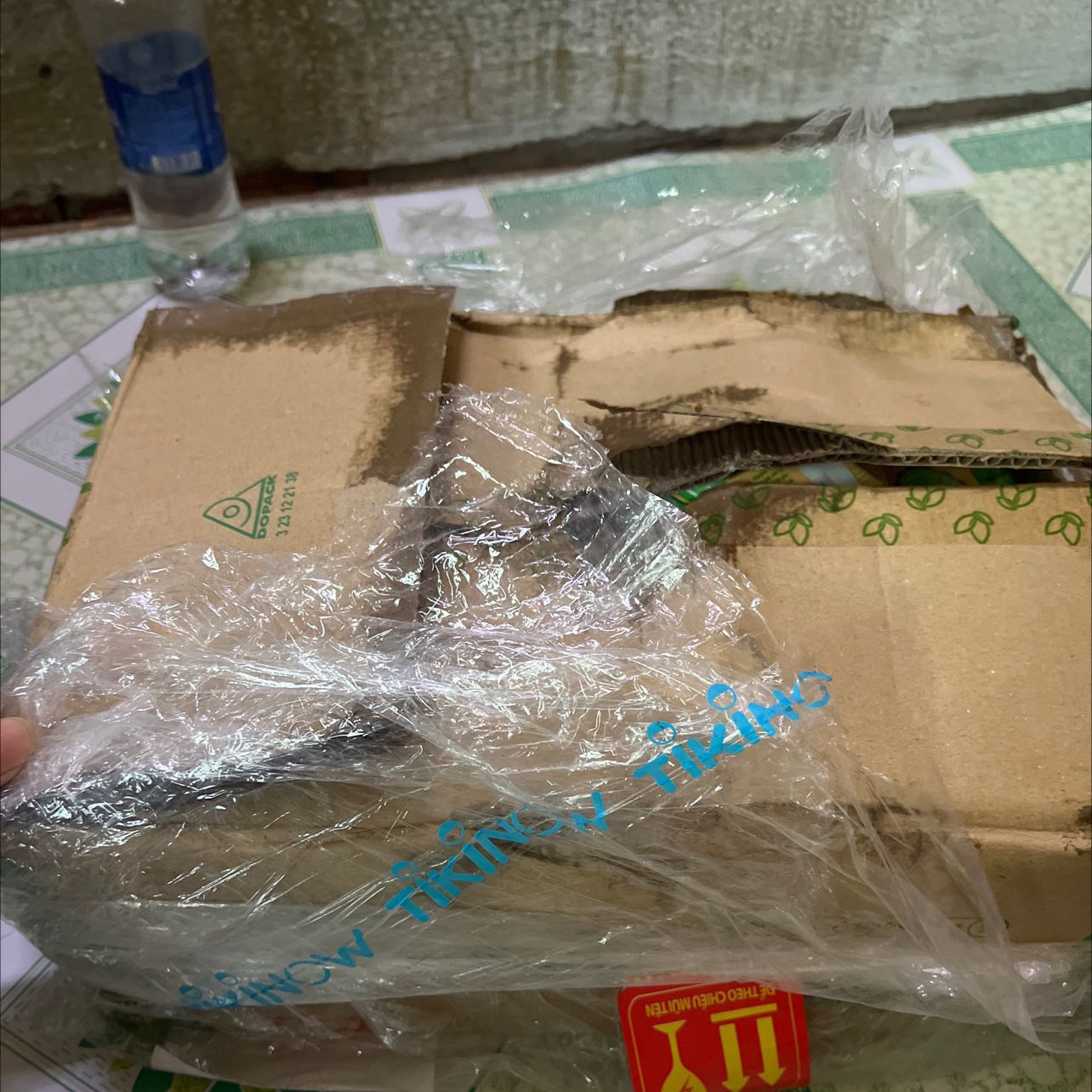 Bị vỡ mấy bịch bên trong, ẩm móc, bốc mùi, nhìn chẳng muốn chạm vào, lần đầu đặt hàng trên tiki mà giao hàng kiểu vậy không dám đặt lại lần sau.