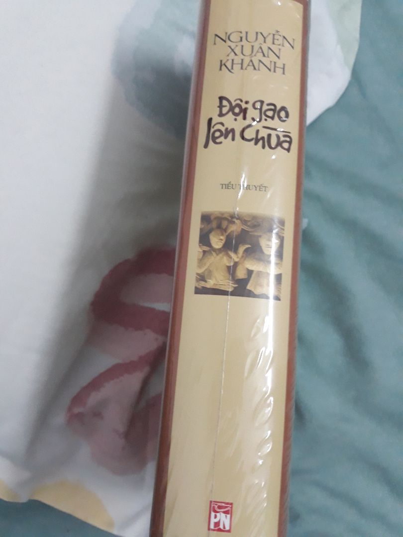 1 trong bộ ba tác phẩm của bác Khánh nên mua, rất hay, đọc mà thích mà mê, mà hiểu rất rất nhiều về lịch sử về con người của dân tôc ta.