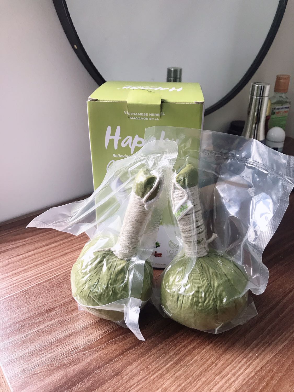 Mình thấy ưu điểm lớn nhất là thảo dược mùi thơm, được bọc ngoài bằng vải mềm mịn, mát xa lên da cảm giác đỡ thô ráp hơn bóng mát xa của Thái, giá rẻ hơn nhưng mình đánh giá chất lượng hơn, sẽ mua tiếp vì Spa mình dùng liên tục.