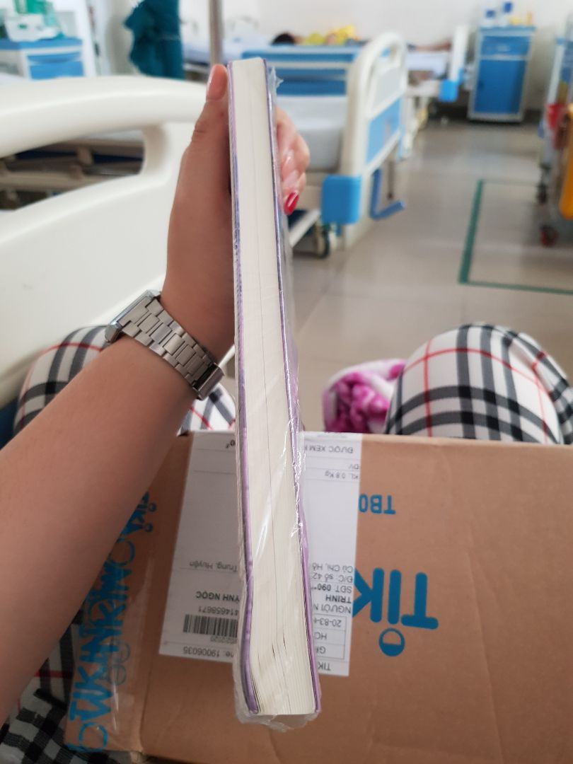 Sách rất ổn. Tuy nhiên, có lẽ trong quá trình đóng gói nên có vết gãy ở phần đầu sách. ?