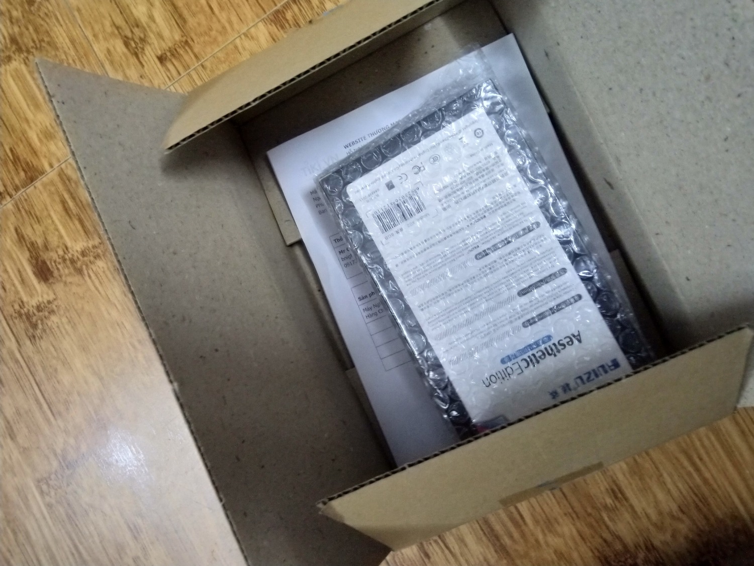 Cảm nhận đầu tiên là máy gia công tốt, phù hợp với giá tiền. Nhận hàng còn nguyên seal và được bóc tem ^_^.
- Về chất lượng SP: Nghe nhạc hay, hỗ trợ file Lossless. Pin khỏe (nghe 2 ngày vẫn còn pin). Nhiều tính năng.
- Về đóng gói: Tiki đóng gói cẩn thận, đẹp, nhân viên giao hàng chu đáo.
- Về Bảo hành: Thiếu thông tin của NCC...