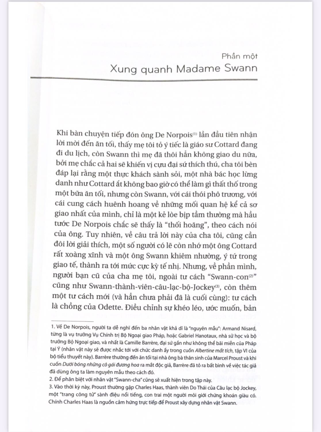 Mình mới đọc vài trang thui thì thấy cuốn lắm nè, tiểu thuyết rất dài nên cuốn này rất nặng, nên đọc khi ngồi ở bàn chứ cầm thì đau mỏi tay lắm, quyển này là tập 2 trong Đi tìm thời gian đã mất, tập 1 là bên phía nhà Swan ko biết hai phần có liên quan tới nhau ko