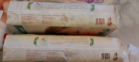 Vấn đề giao hàng thì k cần nói đến rồi, vì lúc nào cũng giao hàng nhanh, còn về đóng gói thì vẫn vậy, sơ xài chỉ quấn màn bọc thực phẩm. 

Về tã thì nhận xét như sau: lần này mua bao bì rất ư là kì, màu tím sáng và hình em bé rất lòe loẹt k như bao bì trước m đã từng mua m k có chụp hình bao cũ, m chỉ có sz L còn nguyên chưa dùng chụp ss. Mã vạch code cũng hoàn toàn khác, chữ in bị lem luốt, màu sáng k đậm như mẫu ngoài cửa hàng lẫn sz L. Thấy hoang mang ghê! Bên trong tã thì cũng khá mỏng và mềm. K biết là do lô sp hay ntn mà sp bao bì khác nhiều quá. Vẫn hy vọng k phải hàng Fake hay kém chất lượng, vẫn luôn tin tưởng tiki trading!