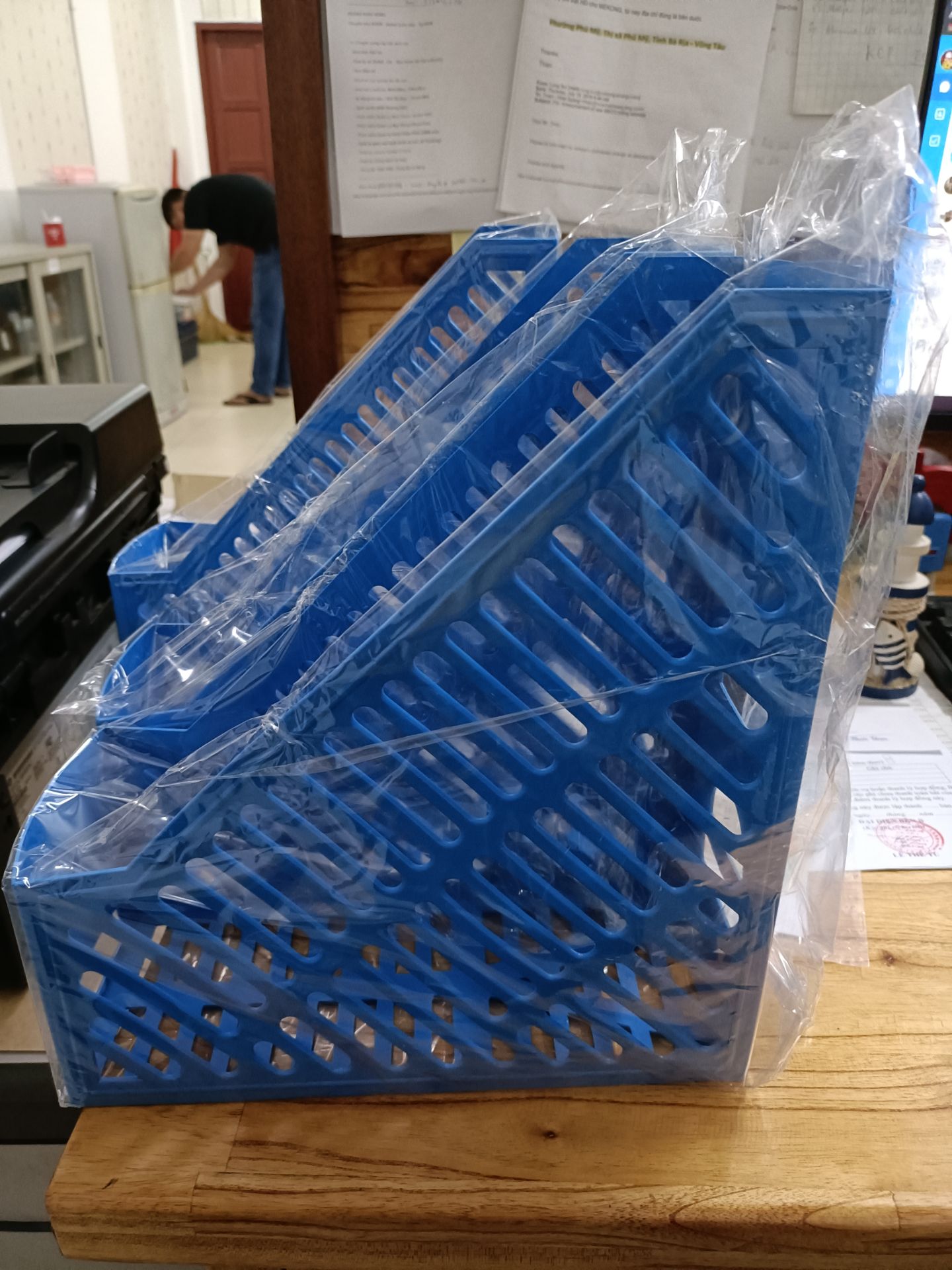 khay đẹp, nhựa dẻo không cứng cáp mấy những vẫn dùng tốt