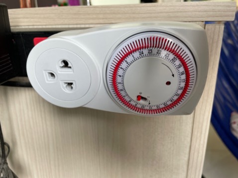 Giá hợp lý và hữu ích cho việc sạc điện thoại hay thiết bị khác qua đêm. Bạn chỉ cần chỉnh khung thời gian dự kiến sạc và đi ngủ, ổ cắm sẽ tự ngắt điện - như vậy sẽ giảm chai pin
Và hữu ích cho việc cài đặt thời gian bật tắt đèn ban đêm (đề phòng trộm) khi phải đi ra ngoài 2-3 ngày.