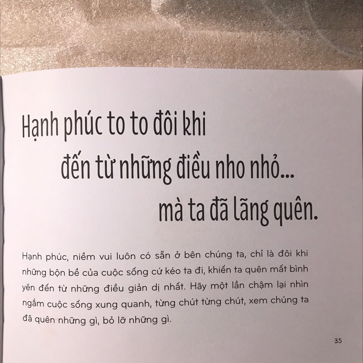 Mê anh Kulzsc từ hồi ảnh còn ở Pháp, nên ảnh ra sách gì thì mình hốt luôn. Sách của anh này rất ý nghĩa, cuốn này thì kết hợp tô màu (màu nước, màu chì, màu sáp… đều được do chất lượng giấy giày, tốt) với mấy câu nói khiến mình cảm thấy vỗ về, an ủi, truyền thêm động lực. Mua về xả stress thì khỏi chê, mà cho trẻ con học tô màu cũng được luôn nha!