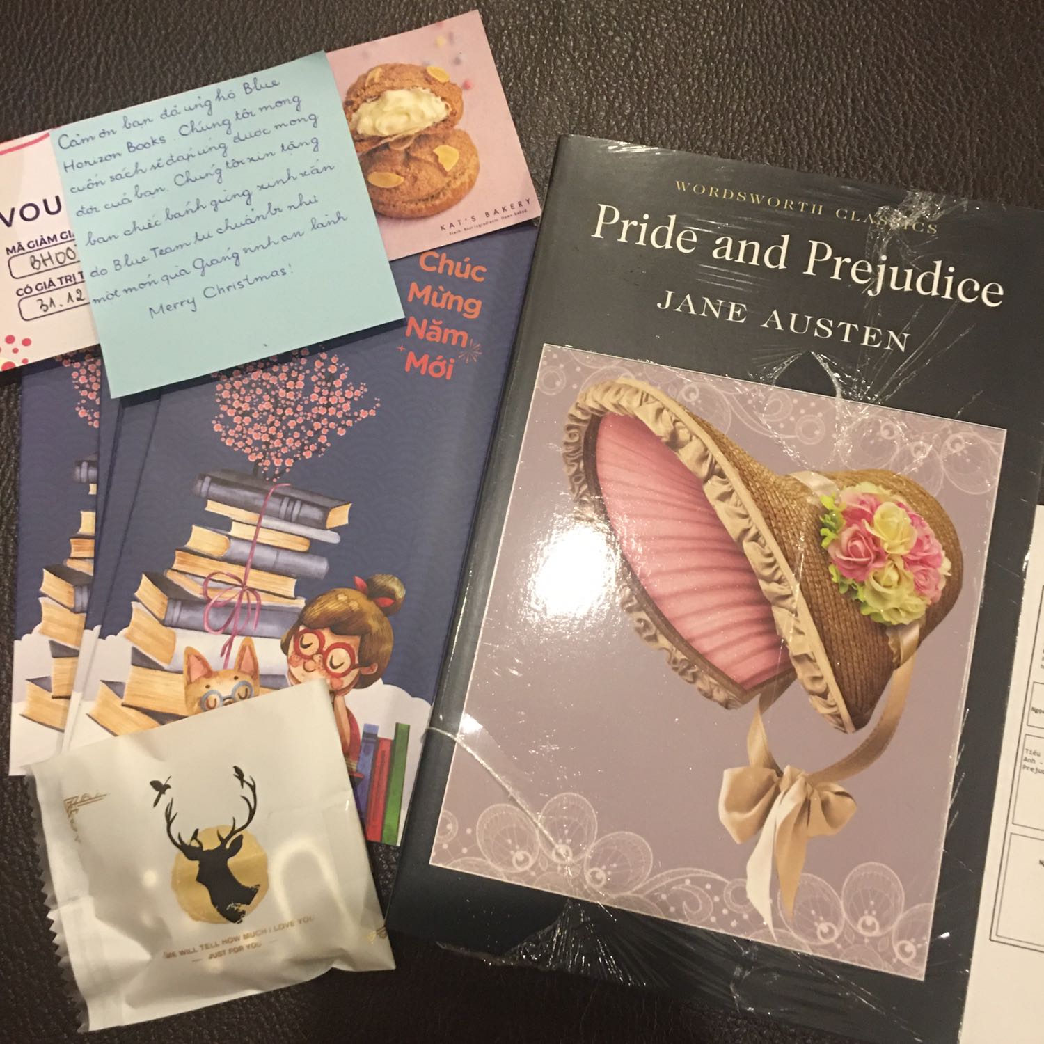 Mở package ra mà mình bị bất ngờ luôn á 🥺 Tiệm có tặng kèm 2 chiếc bánh quy gừng tự làm, bao lì xì và voucher giảm giá mua bánh nữa. Cute và chu đáo quá luônnn!
Mình đọc review thì thấy có vài bạn nhận sách bị trầy nhưng may là cuốn của mình thì không có vấn đề gì cả, các góc cạnh đều nuột hết ☺️ Mở package ra mà mình bị bất ngờ luôn á 🥺 Tiệm có tặng kèm 2 chiếc bánh quy gừng tự làm, bao lì xì và voucher giảm giá mua bánh nữa. Cute và chu đáo quá luônnn!
Mình đọc review thì thấy có vài bạn nhận sách bị trầy nhưng may là cuốn của mình thì không có vấn đề gì cả, các góc cạnh đều nuột hết ☺️