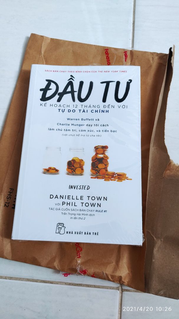 Nghe sách nói thấy hay quá nên mua, đúng là khác biệt như việc "nghe kể" với "chính bản thân sở hữu". Sách đẹp vuông vứt, hàng cao cấp niêm phong nilon, giấy dày lán o, được mã cào của NXB trẻ tặng ebook nữa mà app die từ 2017 rồi. 
450 trang đọc chiêm nghiệm tầm 10h là hết, nhưng nội dung thực hành phải 1 năm mới xong, đầy đủ kiến thức để 1 người mù tài chính coi clip ko thể hiểu nổi như mình, có thể đọc hiểu báo cáo tài chính, phân tích doanh nghiệp, định giá cty.  Thời kỳ đầu ko lựa chọn cổ phiếu bắt đầu từ đâu, giờ có danh mục riêng phù hợp sở trường rồi.