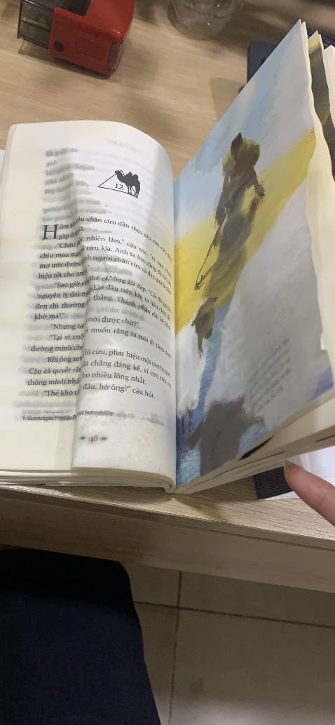 Mình quá thất vọng với sản phẩm, người vận chuyển.
Mình đã nhờ 1 người bạn nhận hộ, nếu là mình thì sẽ không nhận sản phẩm đó.
Bán sách mà không bọc 1 cái gì luôn, để 1 cuốn sách không, vận chuyển thì mưa ướt hết sách, rồi đọc sao, phơi khô nó phồng lên hư hết cả cuốn sách.
Thật không thể chấp nhận được luôn.