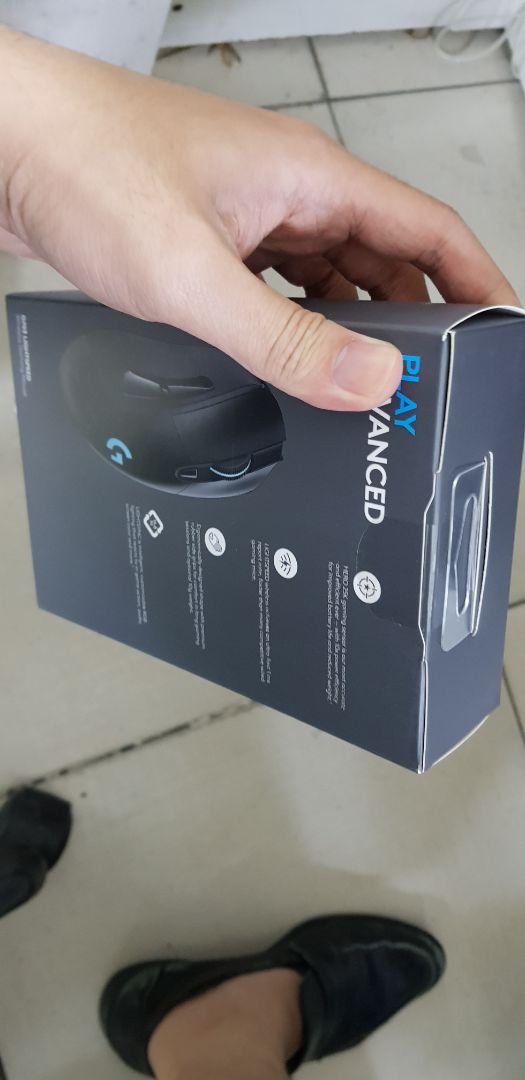 + Hàng giao tương đói nhanh, đóng gói cẩn thận, không có dấu hiệu móp khi nhận
+ Hộp đầy đủ tem seal, phụ kiện
+ Chuột kết nối tốt, ổn định, cầm vừa tay, nhận ghub. Tuy chưa kiểm tra serial nhưng rất hài lòng, hy vọng chuột dùng bền như em G403