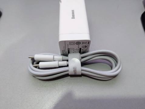 Cục sạc đa năng tiện lợi, độ bền thì chưa biết, sạc macbook pro 13" cũng thấy nóng nhưng không đến mức bỏng tay. Còn dây sạc thì một số bài review là có bọc dù nhưng loại mình mua lại là kiểu cao su như dây sạc của macbook