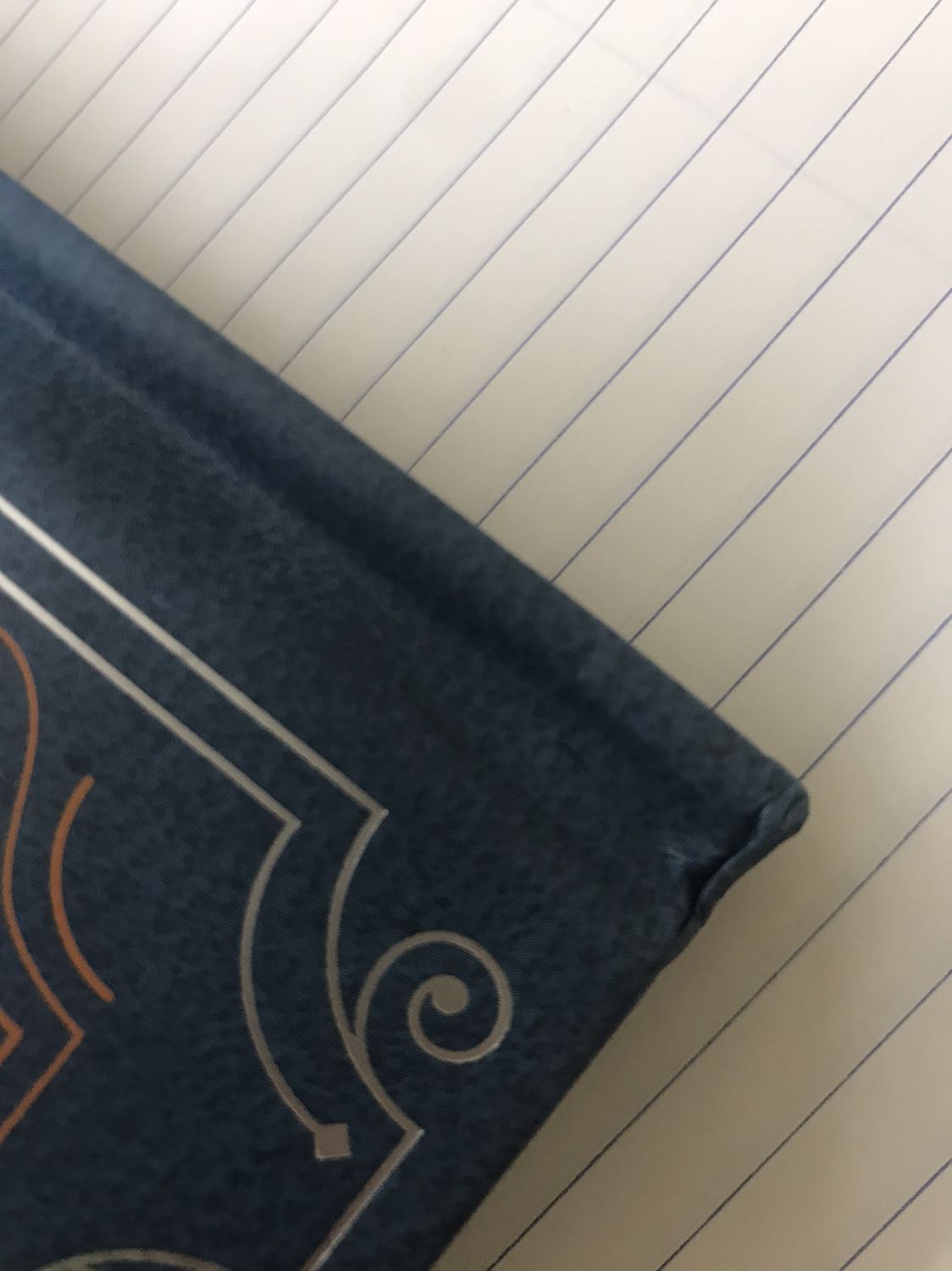 Sách không được bọc bằng bất cứ thứ gì, đóng gói rất cẩu thả dẫn đến gáy sách bị nhắn nhúm khá nhiều. Mong tiki cẩn thận hơn