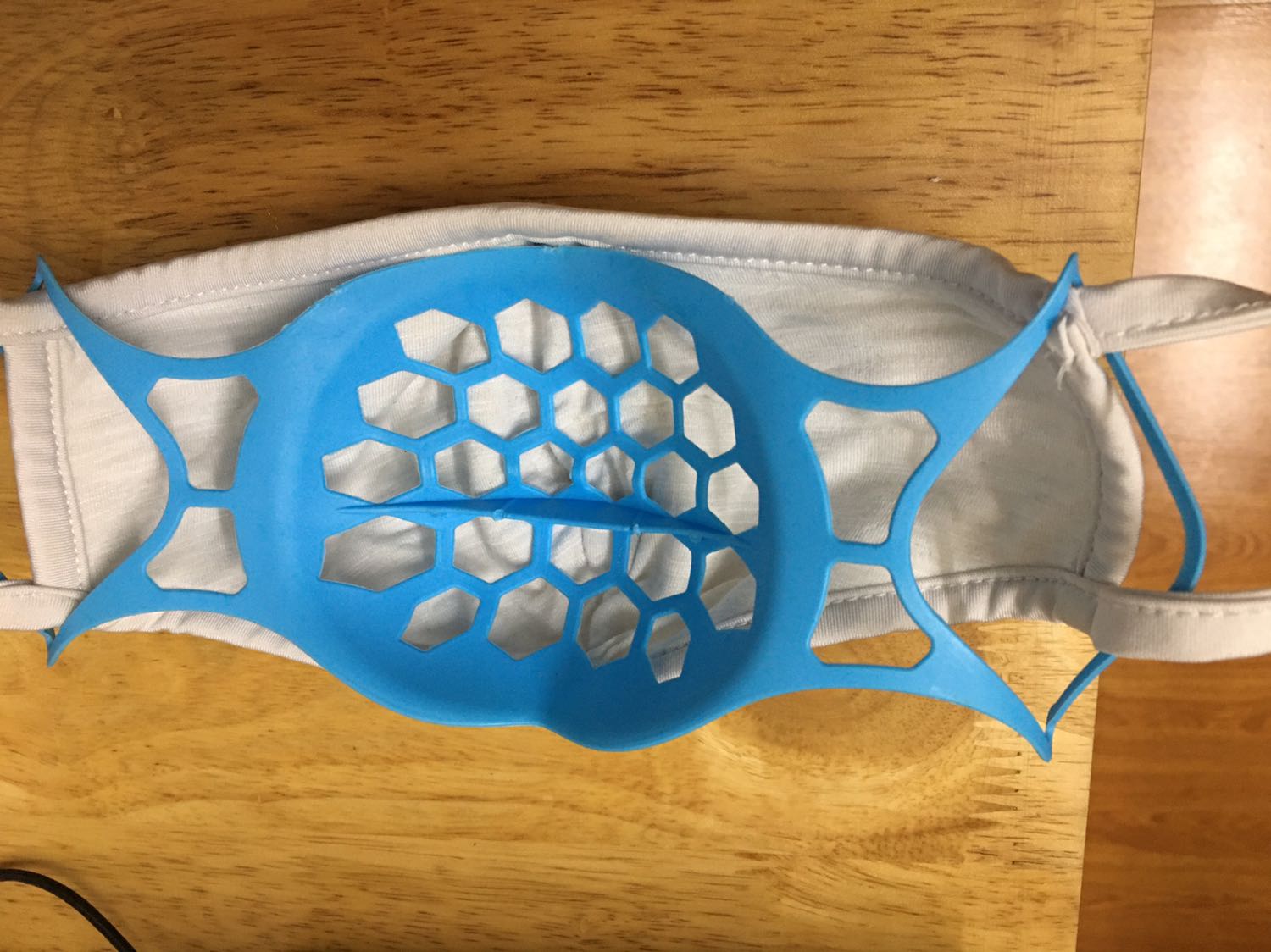 thật sự thì các dạng hàng này bình thường thui, săn flash sale và free ship mua về để dùng tạm cũng được, đỡ và hạn chế lem bẩn khẩu trang được phần nào, tuy nhiên vẫn phải rửa vệ sinh sạch thì dùng mới an tâm đc. Ncl tạm tạm vậy thui