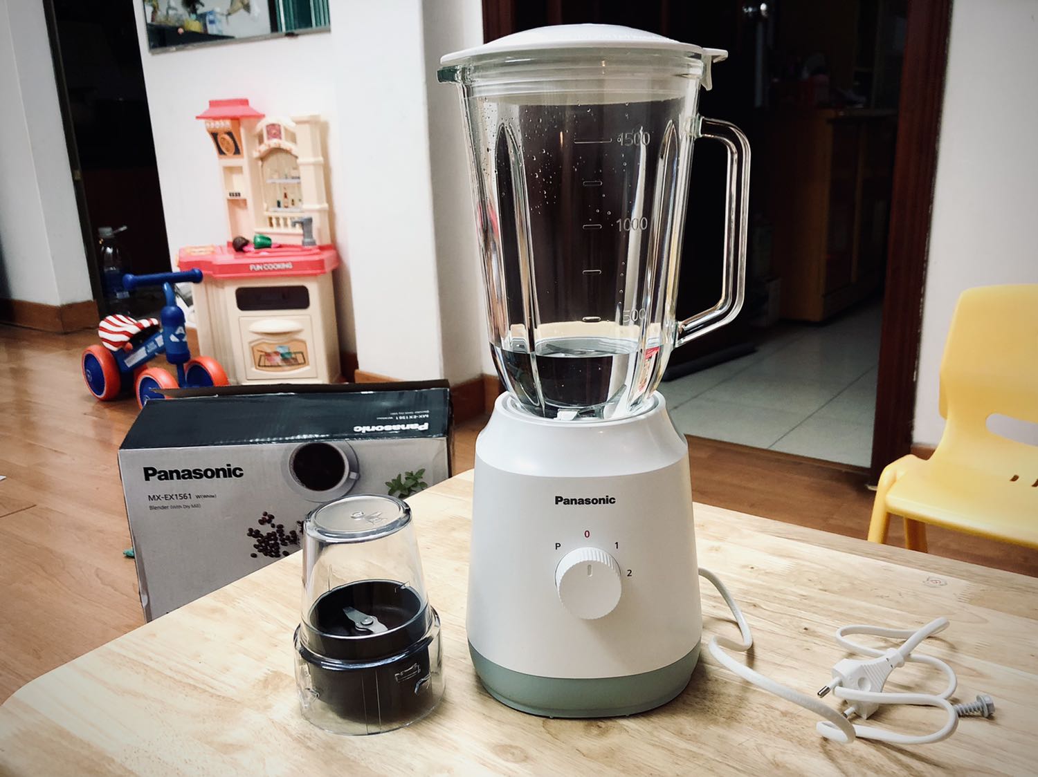 Rất hài lòng với sản phầm này của Panasonic. Kiểu dáng trang nhã, thiết kế tối giản. Mẹ tôi rất thích vì nó dễ điều khiển như tăng giảm quạt. Công suất 290-300W không phải quá mạnh nhưng bù lại có cối xay thuỷ tinh rất đẹp, sạch sẽ. Dùng vào nhu cầu cơ bản được. Cảm ơn Quý công ty.