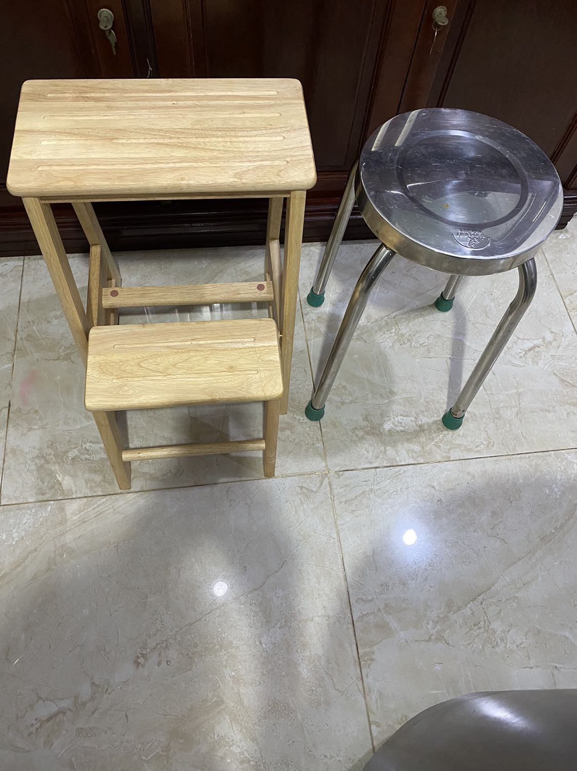 Tiện và chắc chắc bước lên xuống. Hình thức đẹp. Nhẹ và xếp gọn được . Rất hữu ích