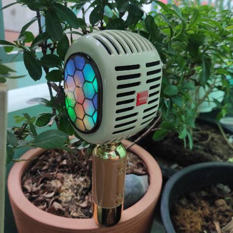 Micro thiết. kế đẹp, độ hoàn thiện tốt,, khá chắc chắn, có loa tích hợp bên trong, âm thanh hay, âm lớn, mic hút tốt, hát nhẹ. Shop tư vấn nhiệt tình, có bảo hành 12 tháng nên khá yên tâm, hậu mãi tốt. Cảm ơn shop nhiều