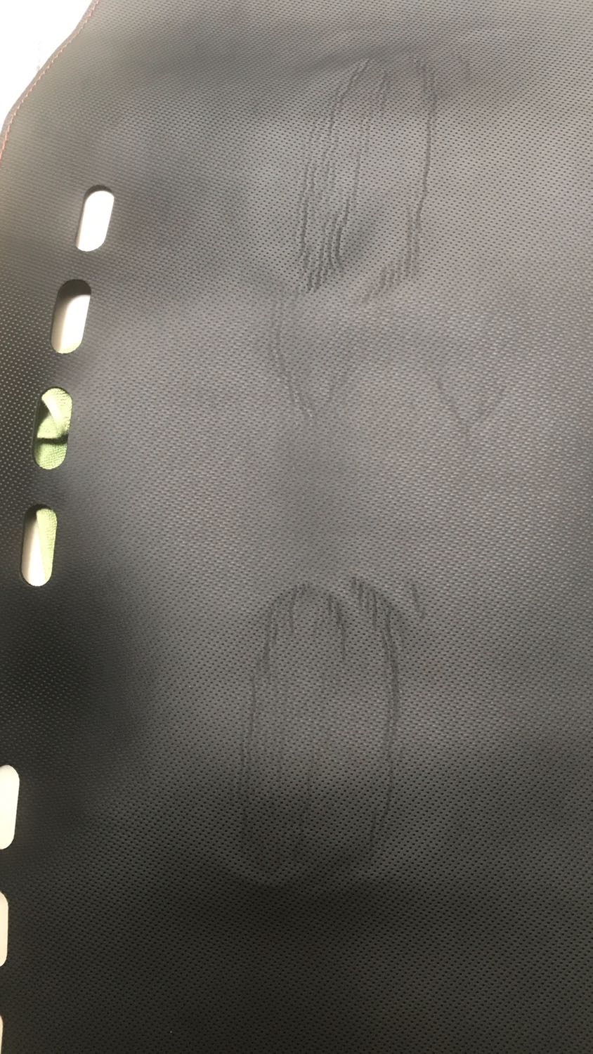 Giao hàng nhanh, nhưng shop bẻ gãy nhét vô thùng do ngắn hơn nên bị nhăn nhúm mặt da rồi... góp ý nên cuộn tròn cho vào túi nylon nhiều lớp thị ok