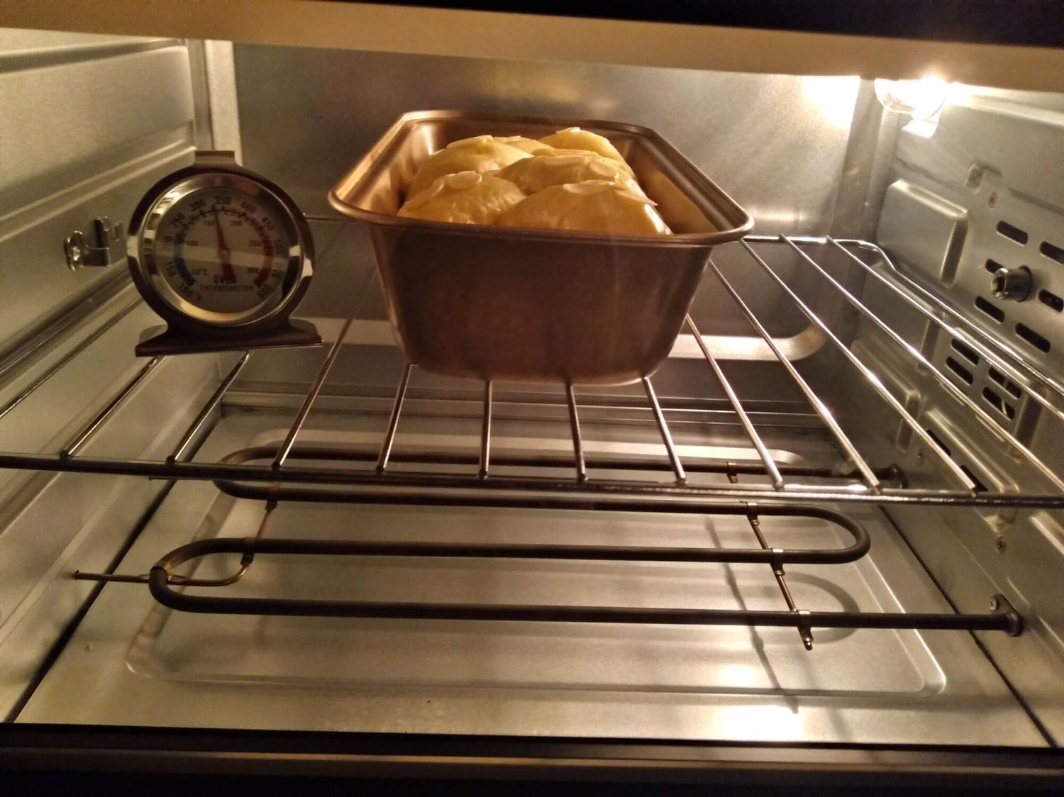 Nhân viên giao hàng rất nhiệt tình. Lò giao đến k bị móp méo, đầy đủ pk. Mình đã đọc rất nhiều review nói lò bị chênh nhiệt nhiều. Tuy nhiên mình thấy chỉ chênh khoảng 10-15 độ. Rất hài lòng với sp này