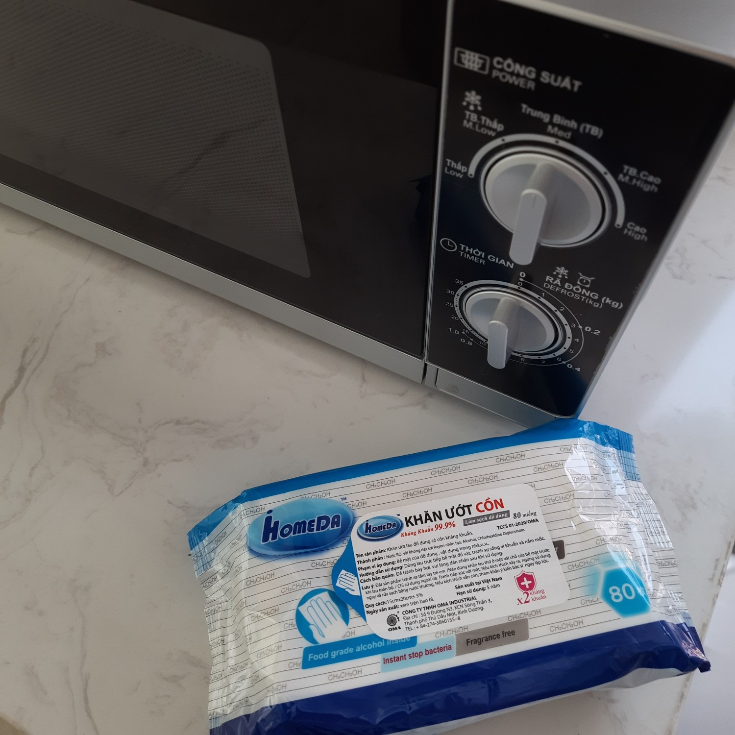 Sản phẩm chất lượng, dùng lau đồ dùng rất sạch, đặc biệt là điện thoại hay laptop, chuột vi tính hay tay năm cửa. 
Mùi cồn nhẹ, không hăng, lau tay không cảm thấy kích ứng hay bỏng rát, dùng rất yên tâm. Đóng gói cẩn thận, Tiki giao hàng rất nhanh, mới đặt hôm nay ngày mai đã giao rồi. Cảm ơn shop. Cho 5 sao.