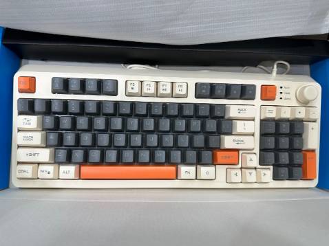 Bàn phím K82 đẹp, mình chọn màu BEE nhìn quá ưng, tuy giả cơ nhưng êm thanh êm tay, có đèn led và chỉnh âm thanh, giá lại quá rẻ.