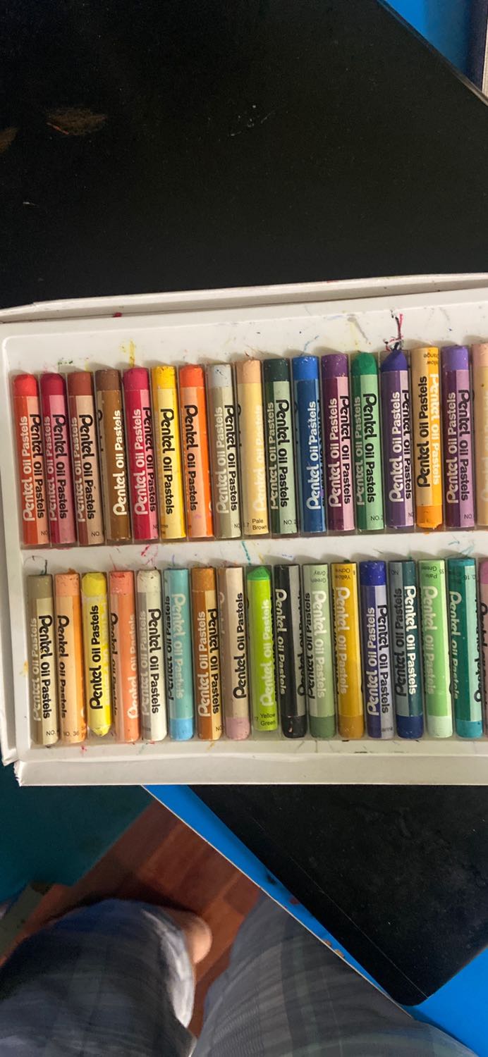 Màu tô đẹp nhưng đầu của bút ko chuốt nên bé hơi khó tô lúc đầu